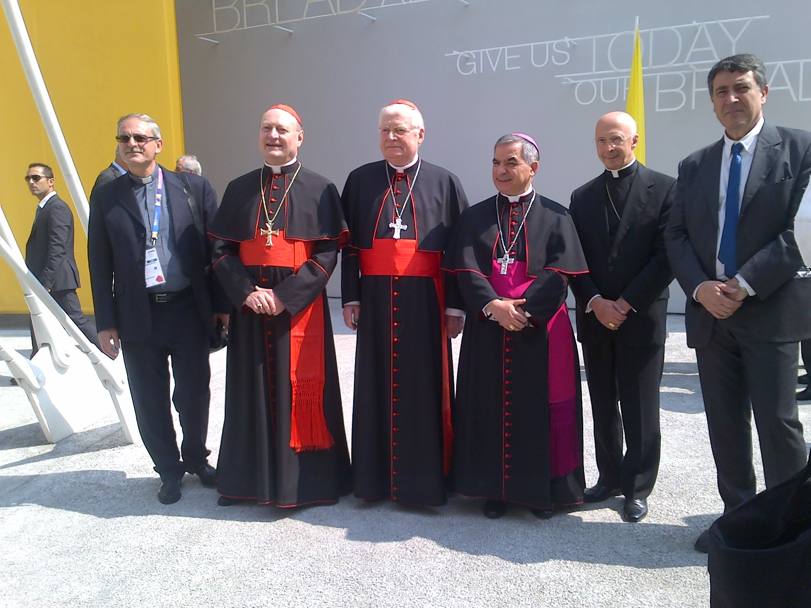 I Cardinali Scola e Tettamanzi in visita al padiglione della Santa Sede in occasione del National Day (Omnimilano)